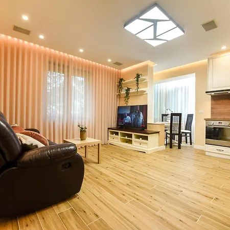 Mohost Centrum - Urban Retreat In Center Апартаменти Брашов