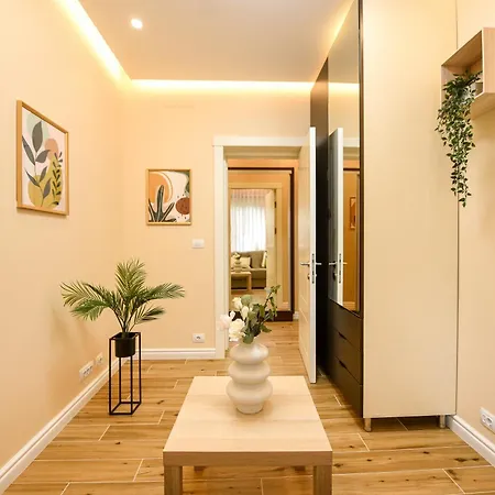 Апартаменти Mohost Centrum - Urban Retreat In Center Брашов