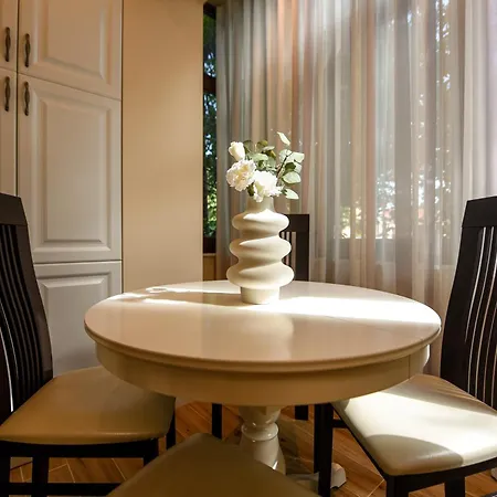 Апартаменти Mohost Centrum - Urban Retreat In Center Брашов