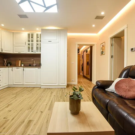 Апартаменти Mohost Centrum - Urban Retreat In Center Брашов